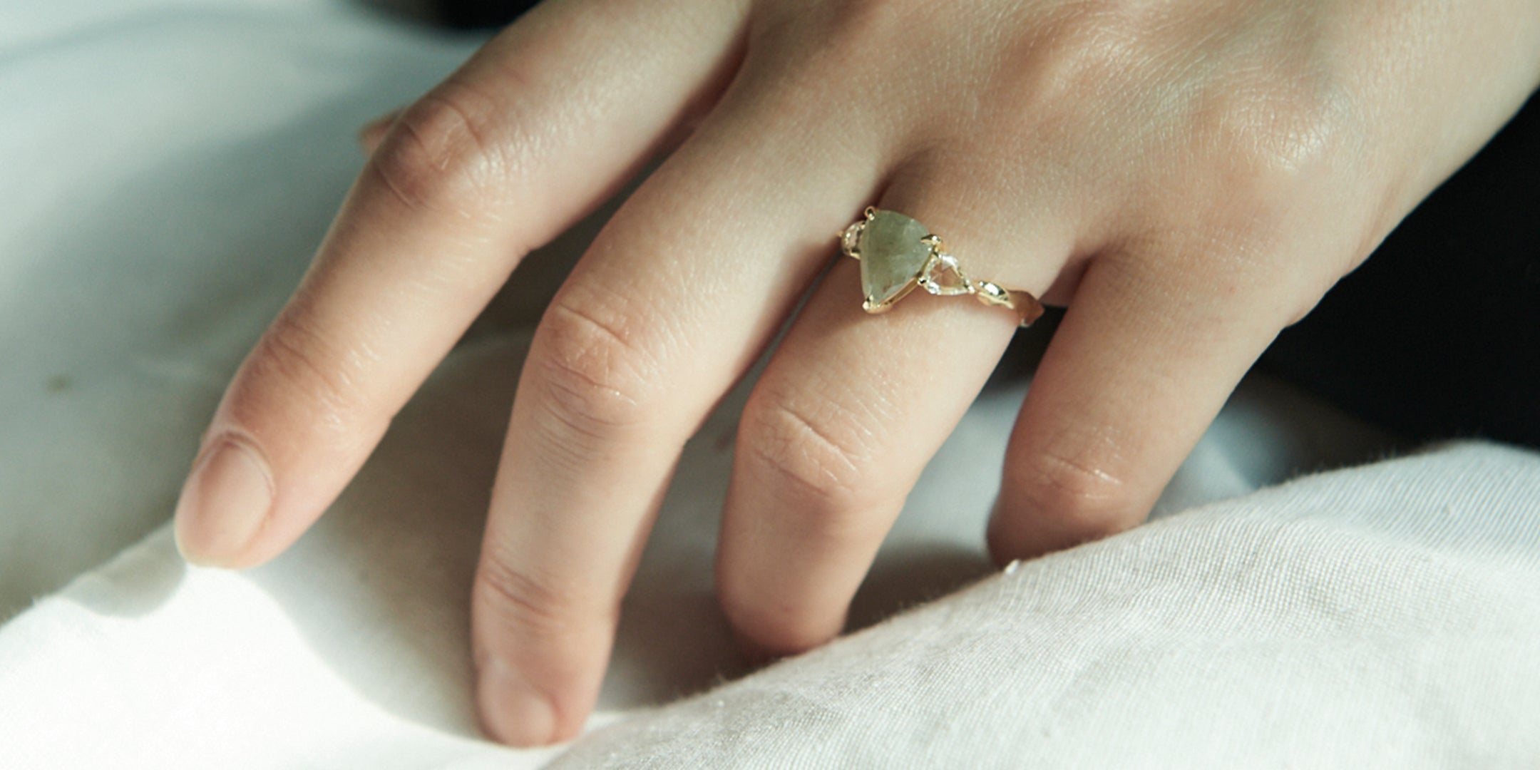 Bespoke Niza Huang engagement ring worn on a ladies hand. 
