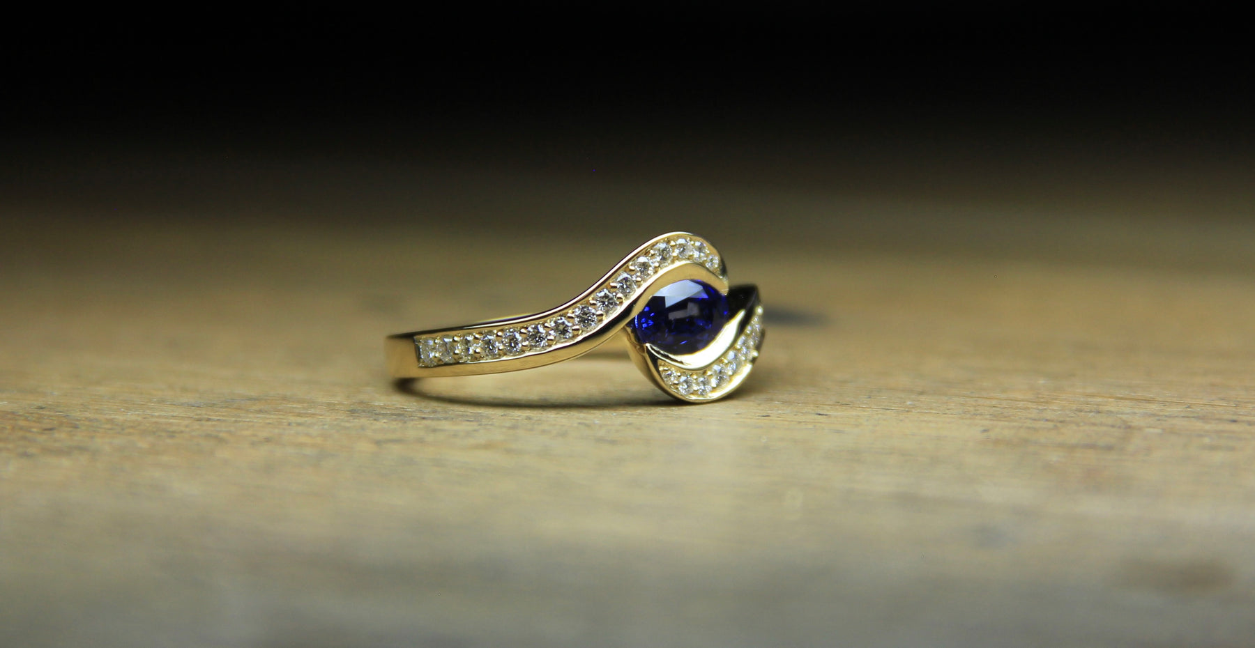 18ct Yellow Gold Ceylon Sapphire & Diamond Ring - Boutee