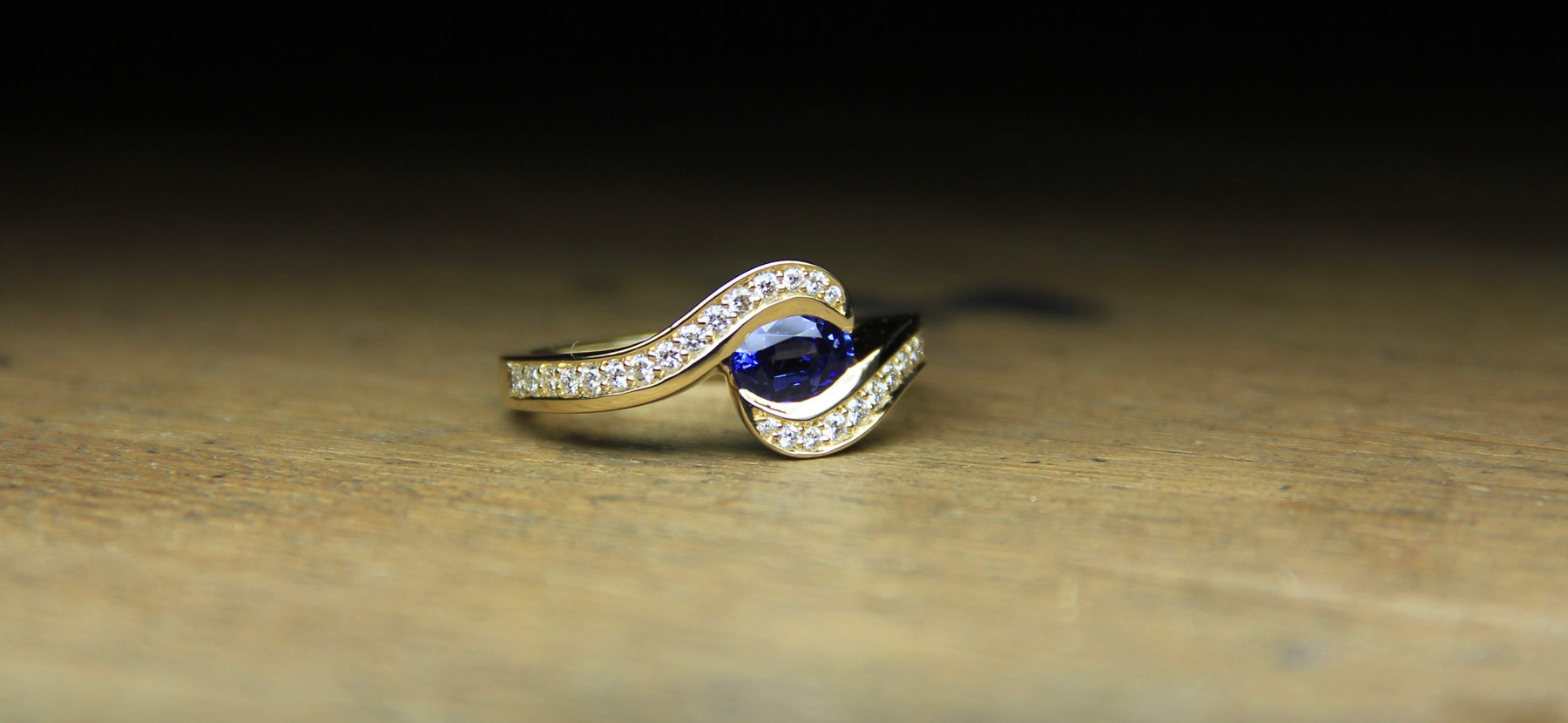 18ct Yellow Gold Ceylon Sapphire & Diamond Ring - Boutee