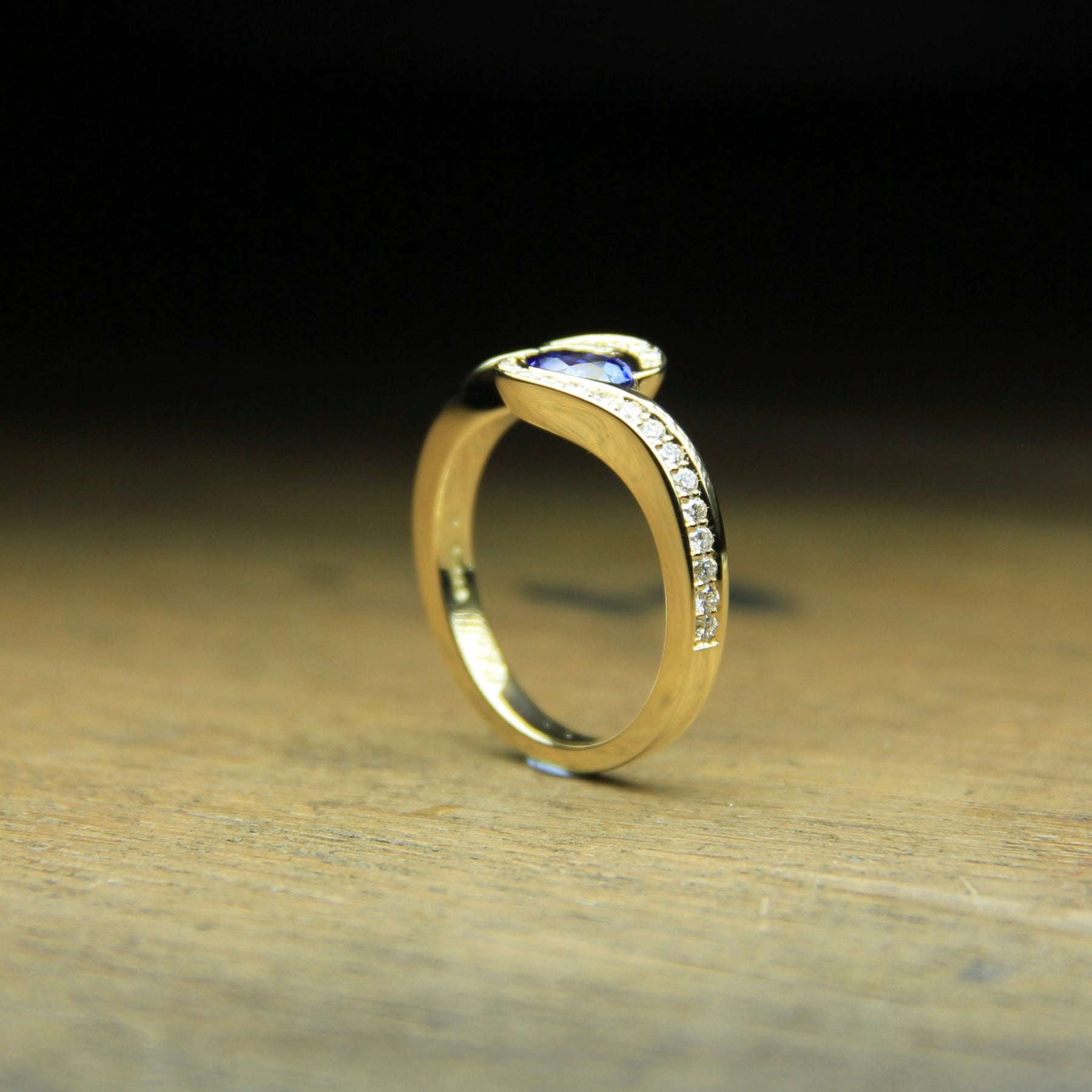 18ct Yellow Gold Ceylon Sapphire & Diamond Ring - Boutee