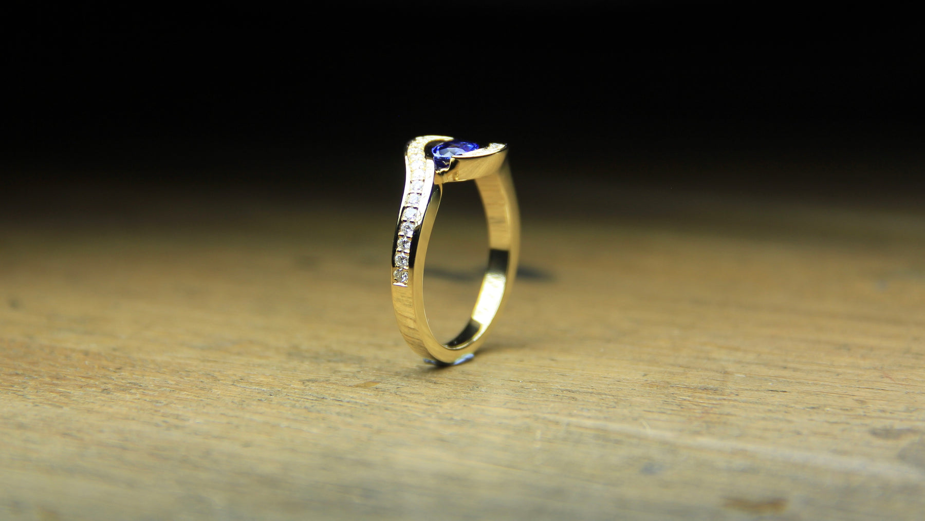 18ct Yellow Gold Ceylon Sapphire & Diamond Ring - Boutee