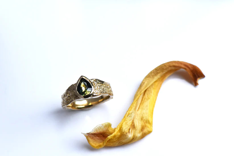 14ct Gold and Green Montana Sapphire on wide London Plane Band - Boutee
