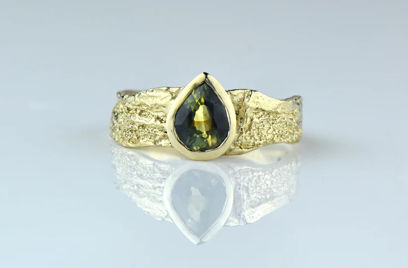 14ct Gold and Green Montana Sapphire on wide London Plane Band - Boutee