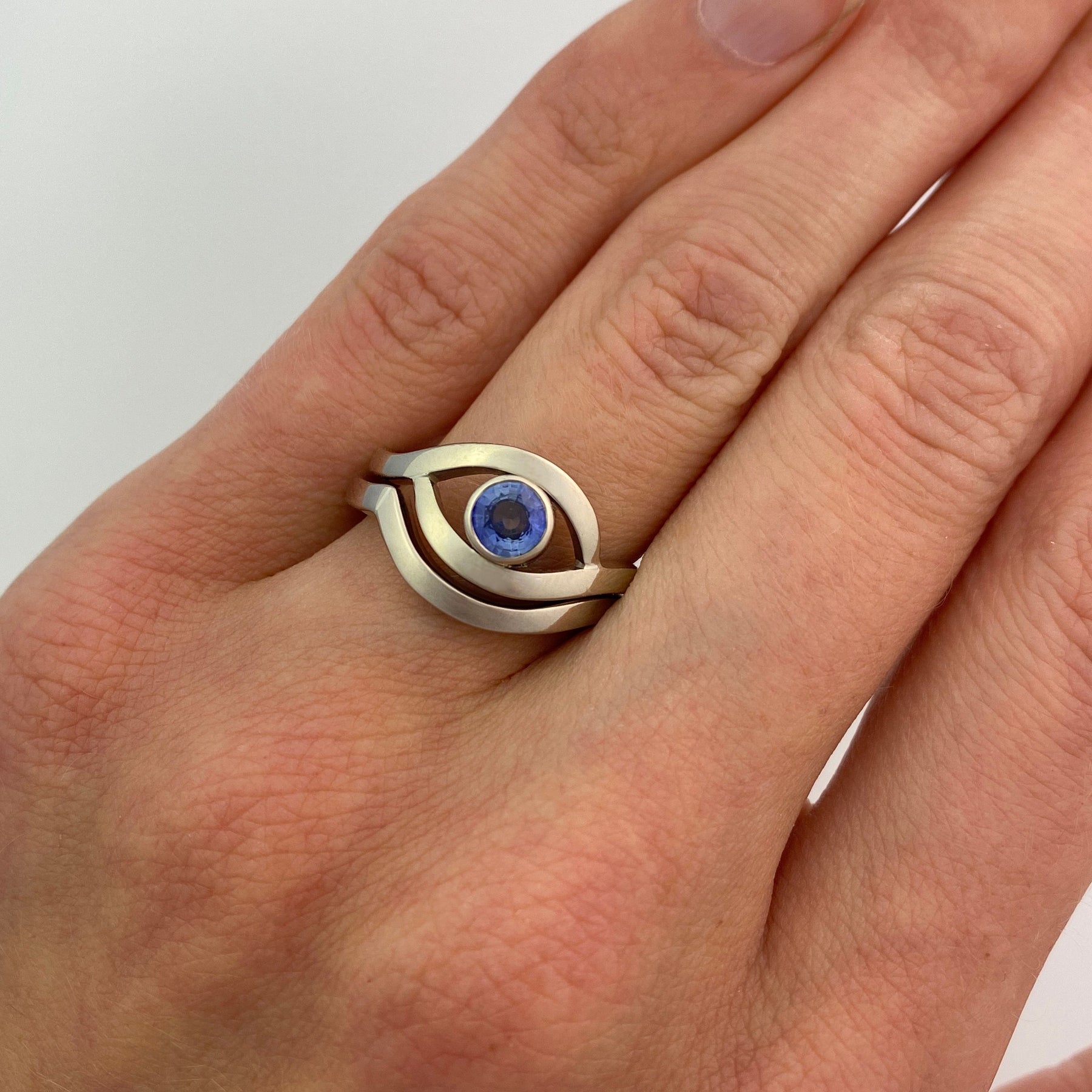 Infinity Wave 18ct Gold Sapphire Ring - Boutee