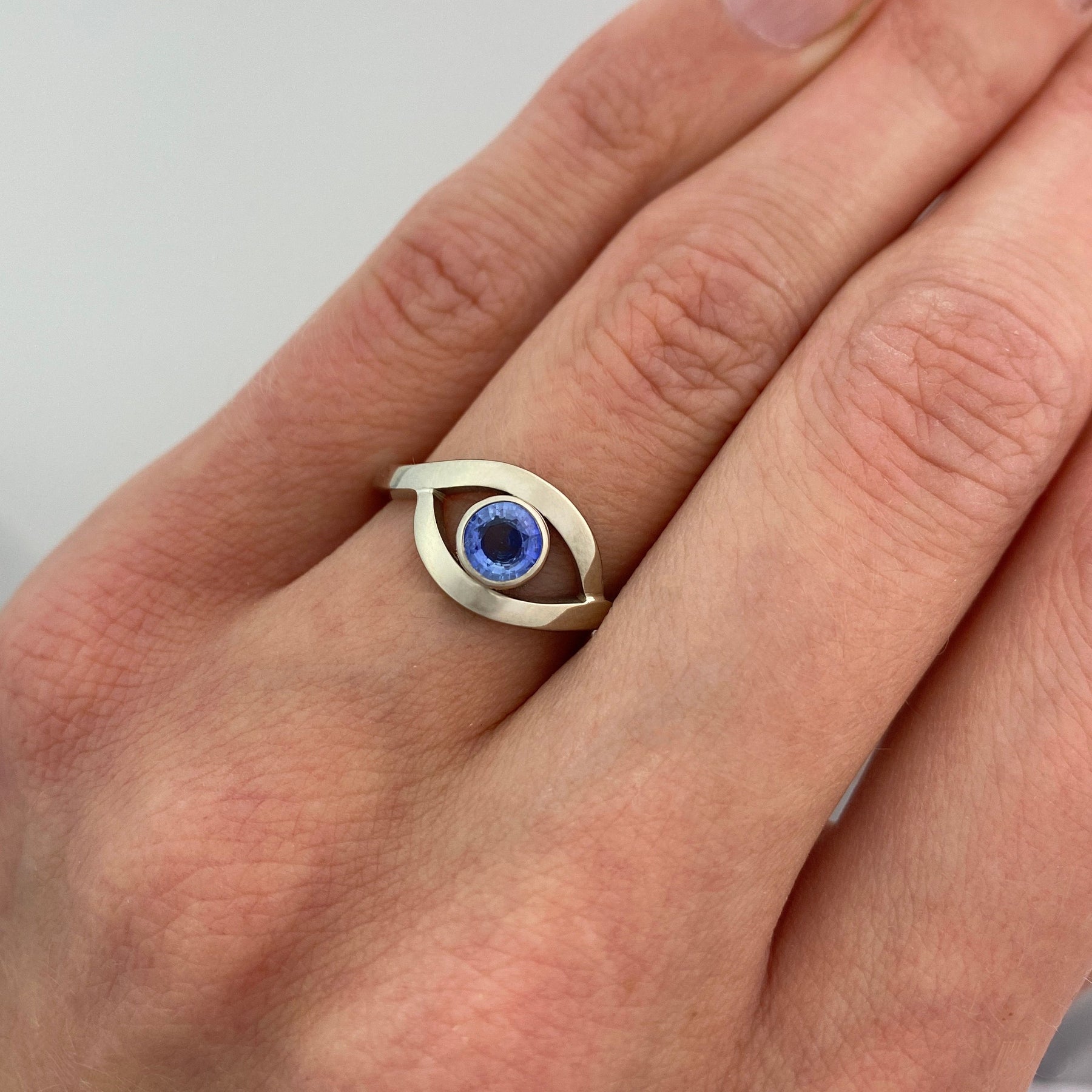 Infinity Wave 18ct Gold Sapphire Ring - Boutee