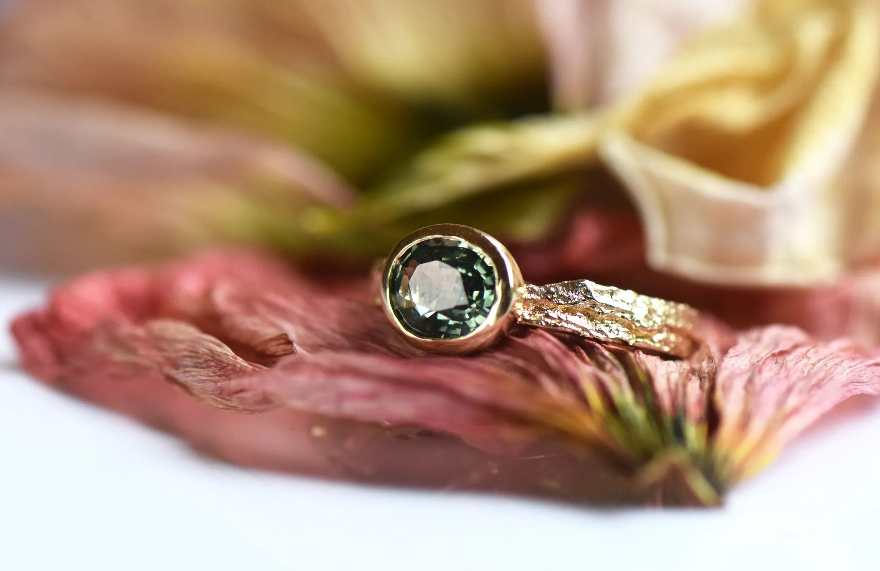 14ct Gold London Plane Ring With Green Sapphire - Boutee