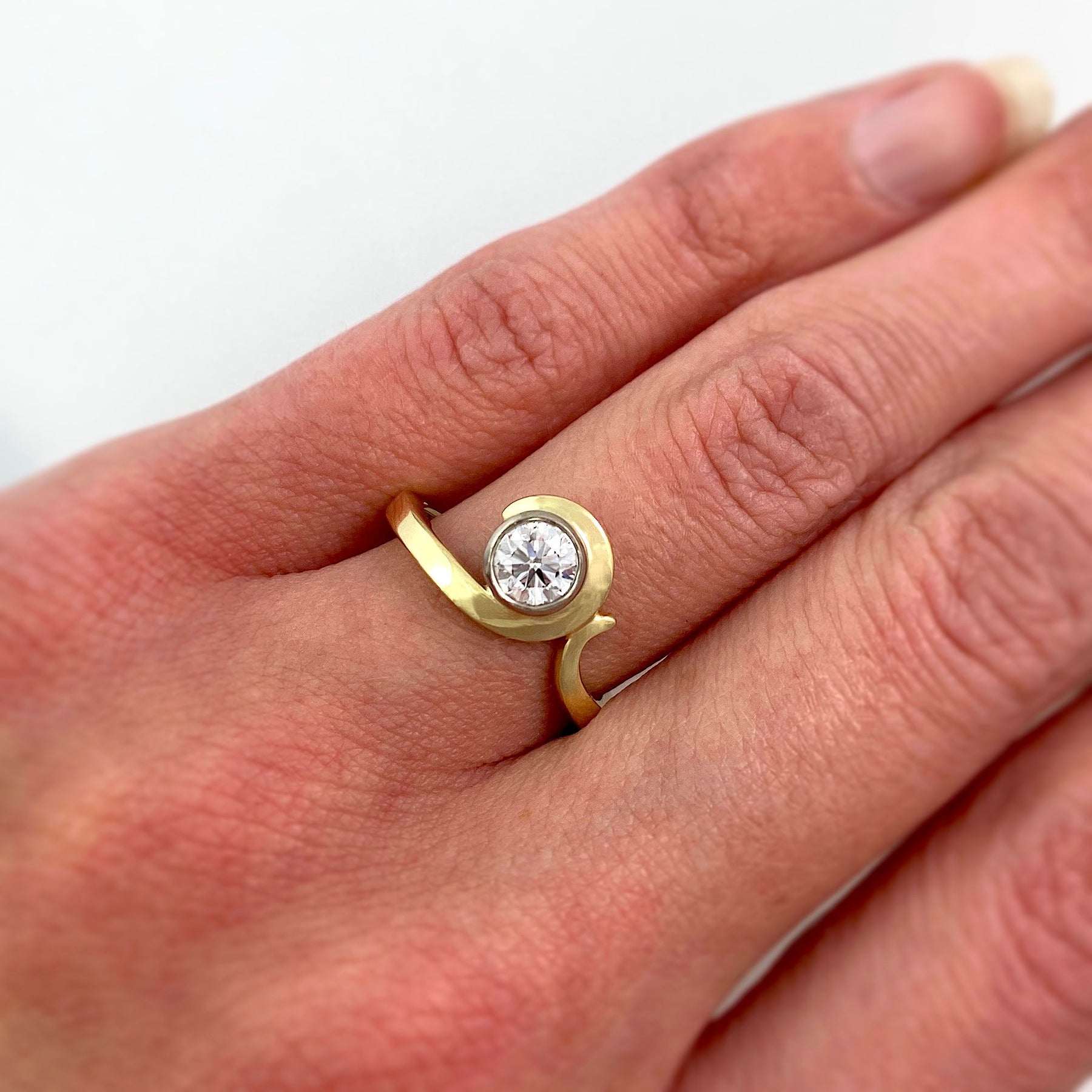 Eternal Wave 18ct Gold Diamond Ring - Boutee