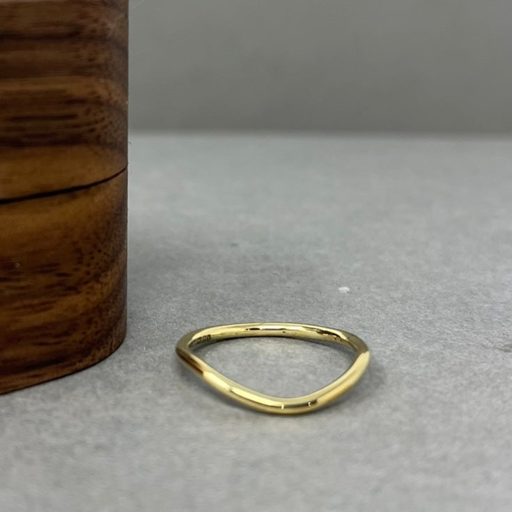 1.5mm Gold Curved Wishbone Wedding Ring - Boutee