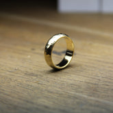 18ct Yellow Hammered Textured Band - Boutee