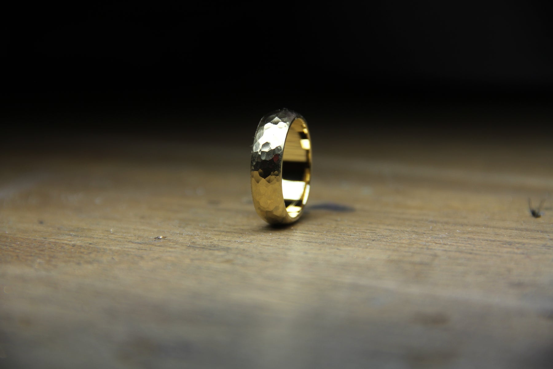 18ct Yellow Hammered Textured Band - Boutee