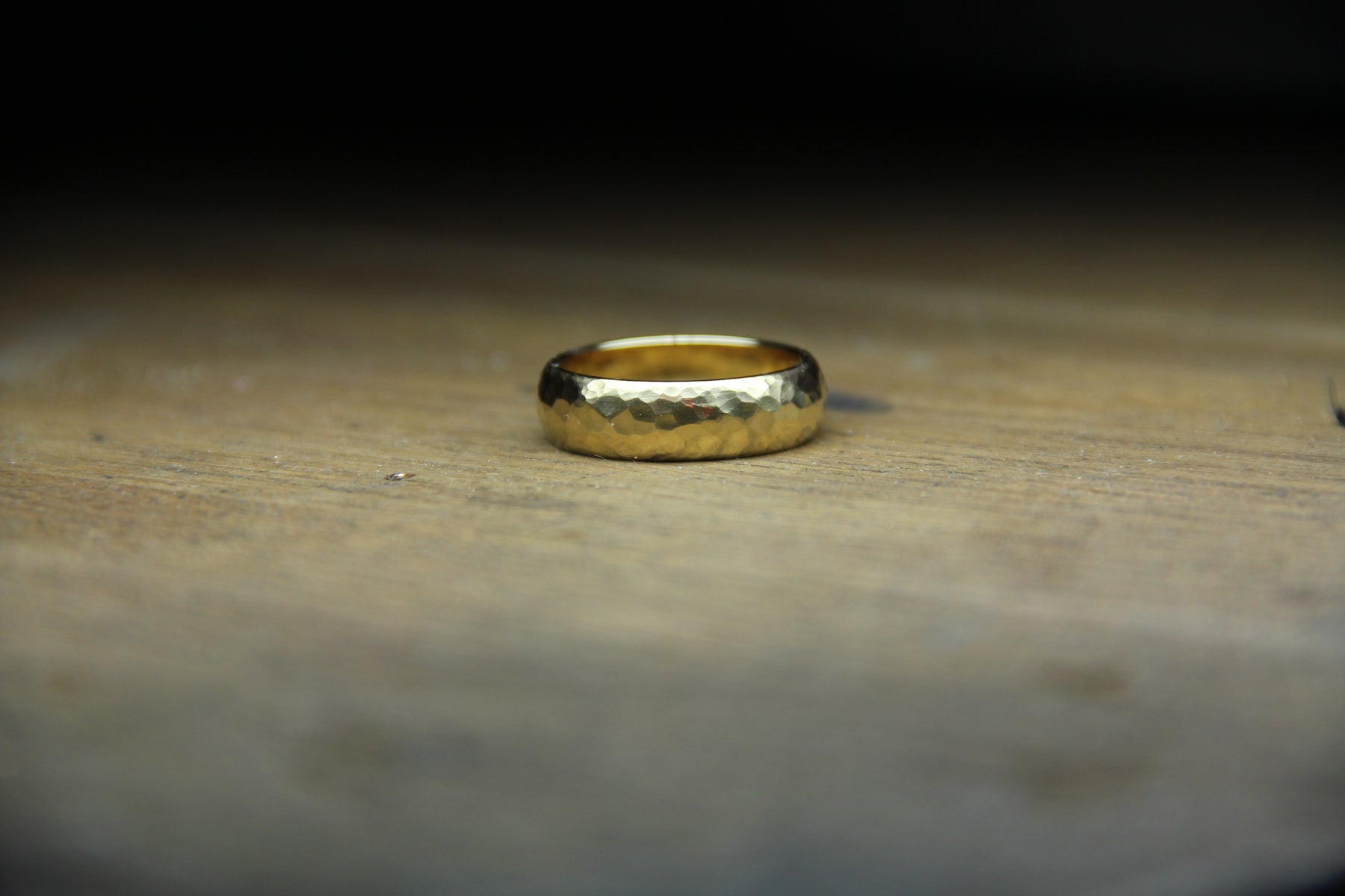 18ct Yellow Hammered Textured Band - Boutee