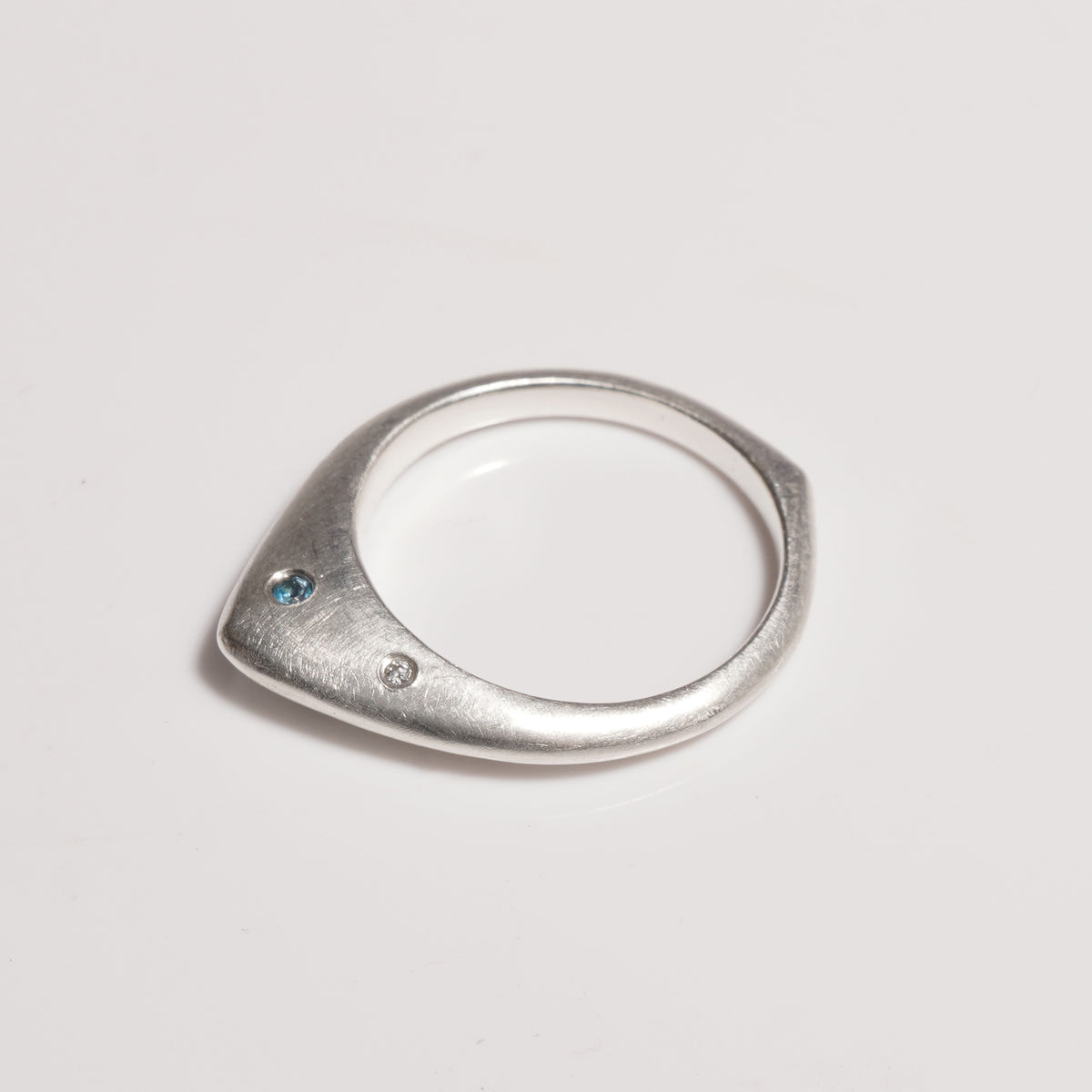 Sculpted slim flush set ring - Boutee
