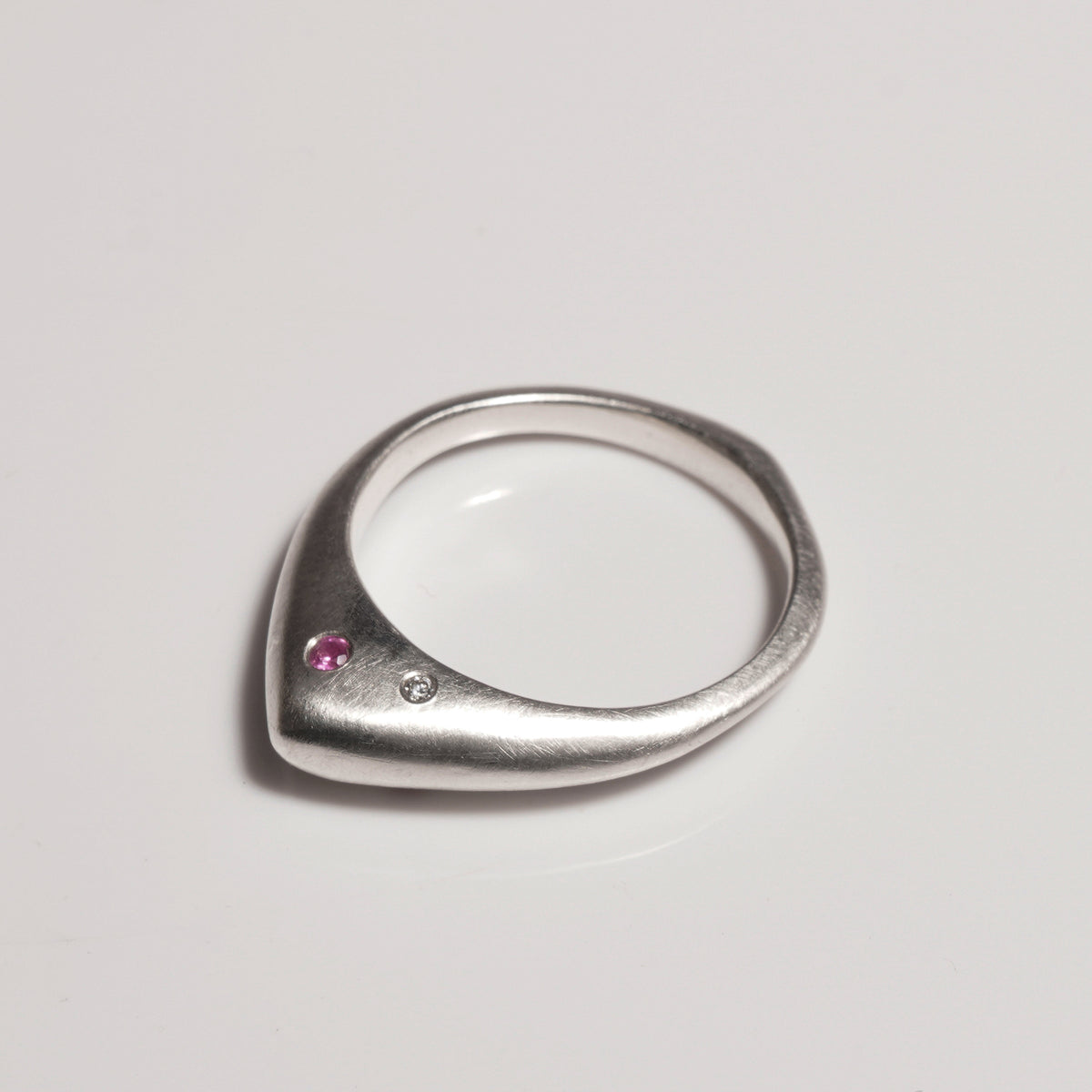 Sculpted slim flush set ring 5mm - Boutee
