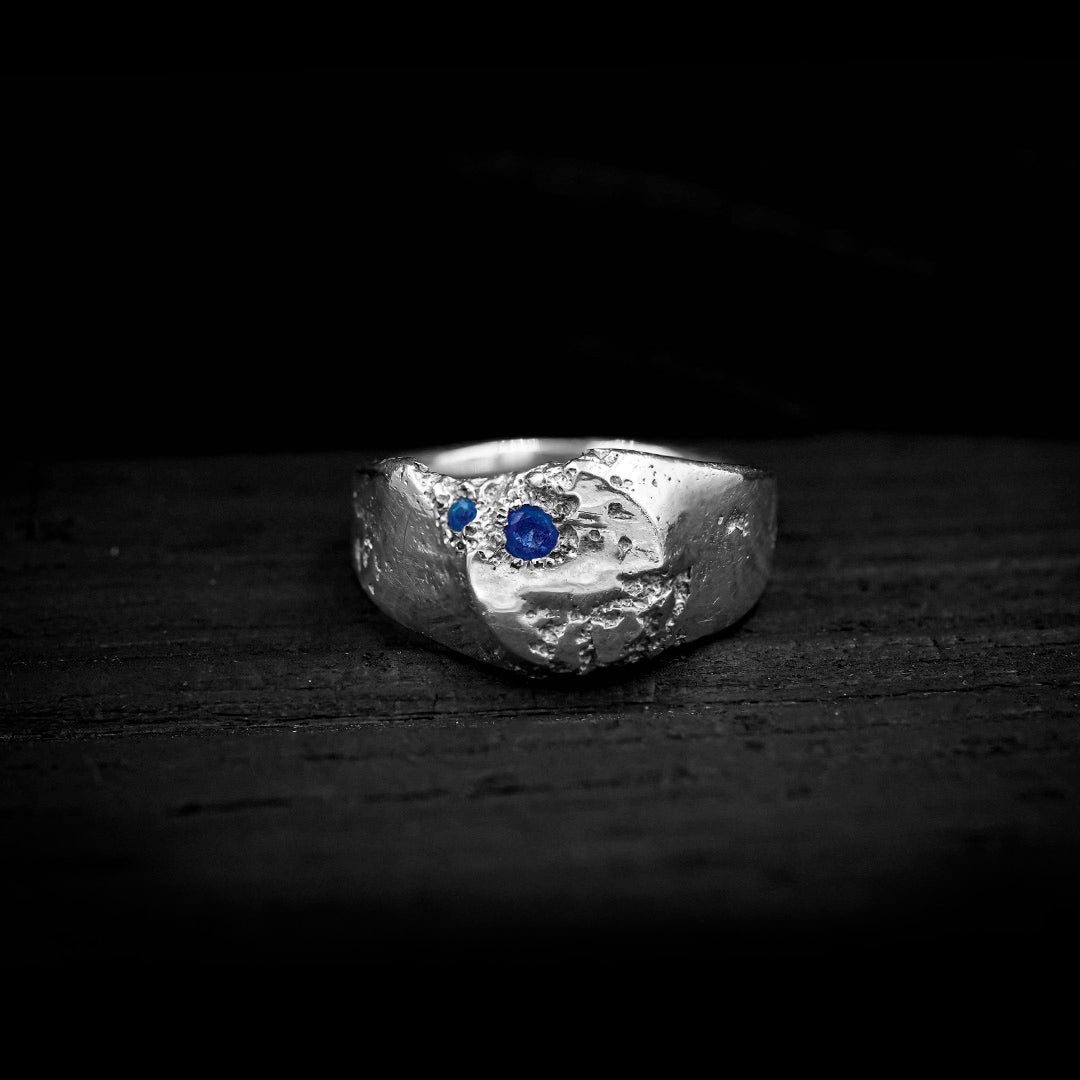 The Erosion Signet Ring | Emerald or Sapphire - Boutee