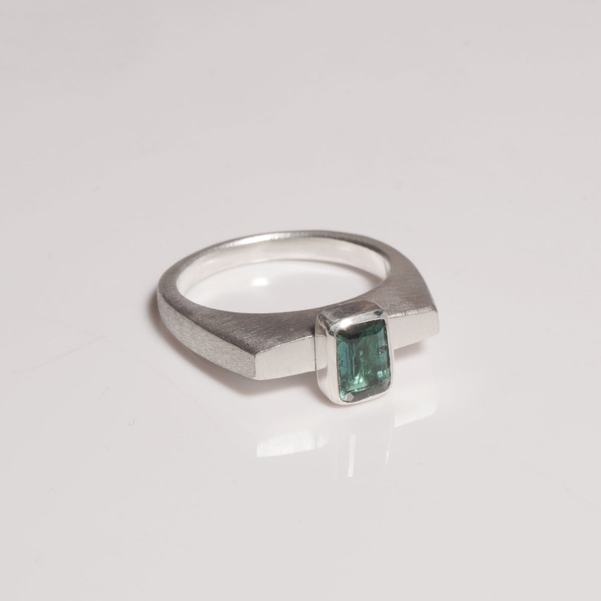 Sculpted green tourmaline ring