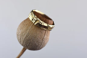 14ct Gold Subtle English Oak Band - Boutee